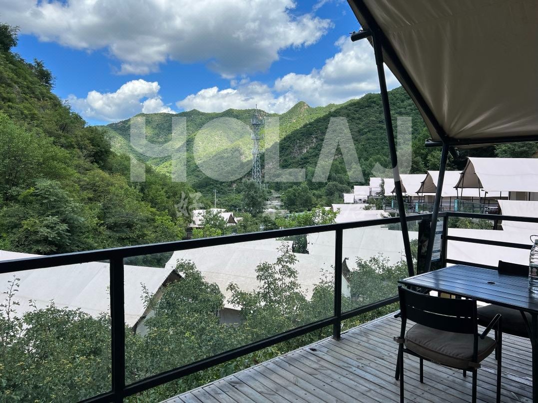 使用酒店帳篷開(kāi)設(shè)露營(yíng)風(fēng)咖啡店