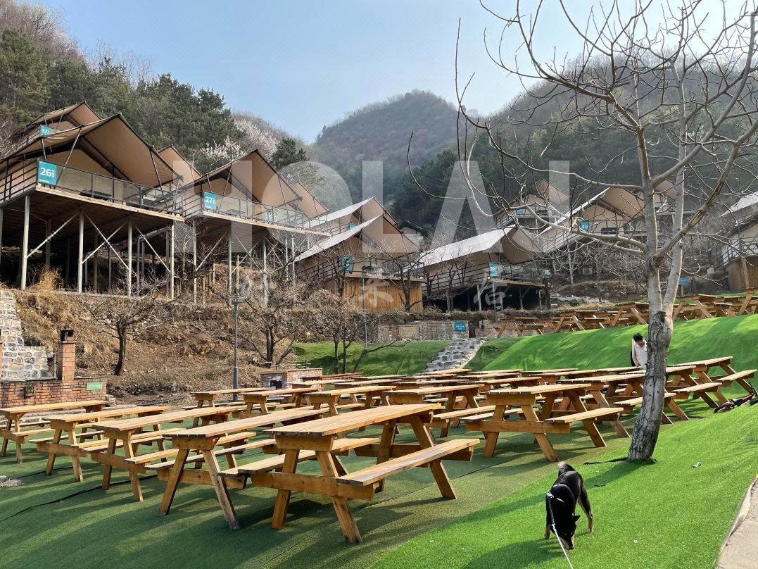 使用酒店帳篷開(kāi)設(shè)露營(yíng)風(fēng)咖啡店